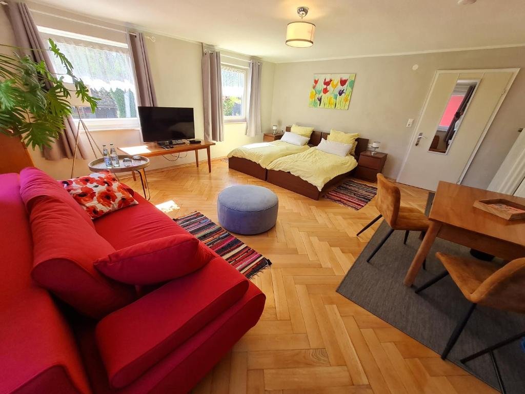 Doppelzimmer mit Gemeinschaftsbad – Ansicht 1 von 10