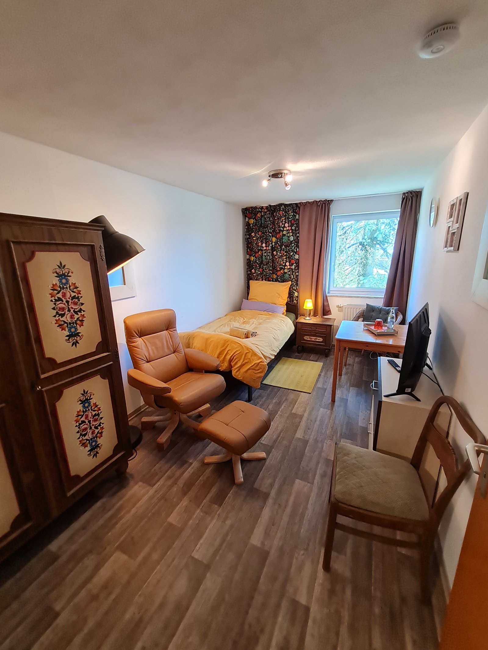Einzelzimmer mit Gemeinschaftsbad – Ansicht 1 von 7